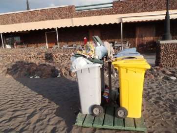 Papeleras repletas de residuos en Melenara (Foto TA)