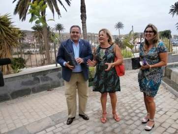 Santana, Castellano y González Calderín durante la entrega de árboles, este viernes (Foto TA)