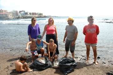 El alcalde y la concejala con ecologistas de Turcón, en la charca de Salinetas (Foto TA)