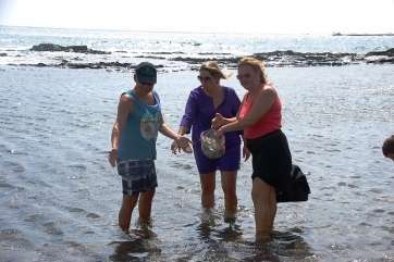 La alcaldesa y la concejala de Playas con el presidente de Turcón, esta semana en la limpieza de la charca de Salinetas (Foto TA)