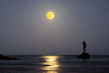 Neptuno y la Luna Llena (Foto Carmen Martín Delgado)