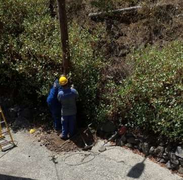 Operarios instalando el poste de luz en La Gavia (Foto TA)