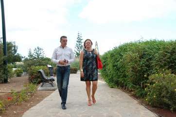 La alcaldesa y el concejal de Parques y Jardines, en el recinto público de San Juan (Foto TA)