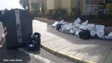 Trastos depositados en una acera (Foto José Alzola)