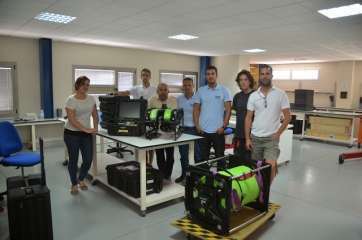 Investigadores de la Plocan posan junto al nuevo vehículo submarino en las instalaciones de Telde (Foto TA)