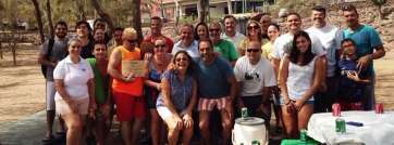 La alcaldesa y la concejala de Playas con los participantes en la actividad (Foto TA)