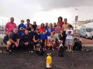 Los niños y miembros del club durante la actividad en Taliarte (Foto TA)