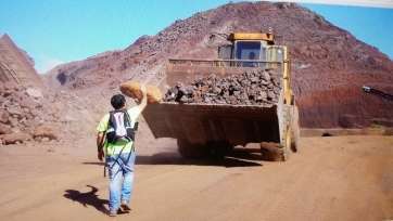 El presidente de Turcón paralizando la actividad en la empresa, este viernes (Foto TA)