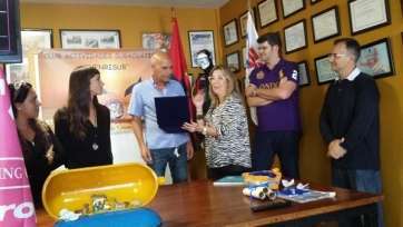 El blub entregó a la concejala una placa con el nombramiento de madrina (Foto TA)