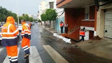 Garaje inundado en el número 91 de la calle de Américo Vespucio, en Salinetas (Foto TA)