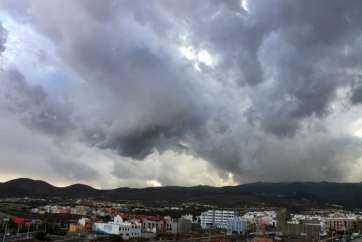 Los cúmulos nubosos cubren el sector de Arnao y las zonas de medianías y cumbres de Telde (Foto Jesús Ruiz)