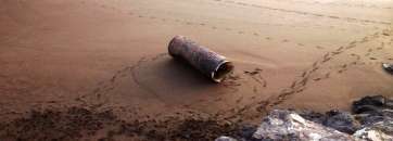 El tubo apareció esta mañana en el extremo Sur de la playa (Foto TA)