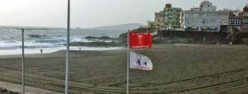 Banderas que avisan del oleaje y de la presencia de medusas en Melenara, en una imagen captada hace unos minutos (Foto TA)