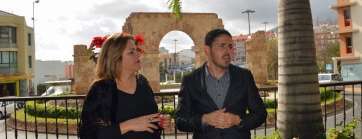 La alcaldesa Mari Carmen Castellano (i) junto al edil Héctor Suárez (d), durante la visita al Acueducto de La Barranquera (Foto TA)