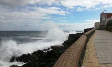 Fuerte oleaje en la costa de La Garita (Foto TA)