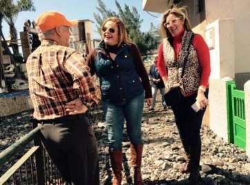 La alcaldesa y la concejala charlan con un vecino de la zona (Foto TA)