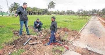 El edil Mario Torres, del CCN, dialoga con dos fontaneros de Riegotec (Foto Borja Suárez-C7)