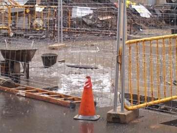 alcantarillas desbordadas en la calle El Roque (Foto TA)