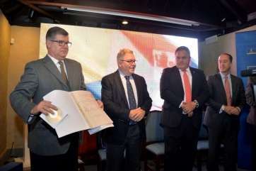 Momento de entrega del proyecto de Juan de León y Castillo al Museo (Foto Acfi Press)