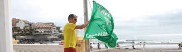 Imagen de archivo de un socorrista colocando la bandera anunciadora del estado del mar en Salinetas (Foto TA)