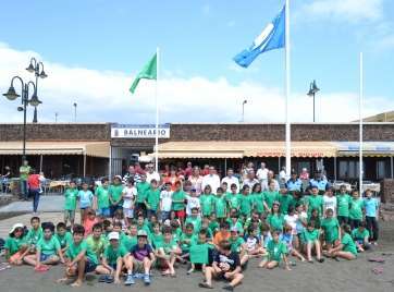 Imagen de archivo de una actividad con menores en la playa de Melenara (Foto TA)