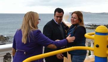 La alcaldesa, la concejala y el consejero de Turismo, en Taliarte, junto a uno de los aparatos (Foto TA)