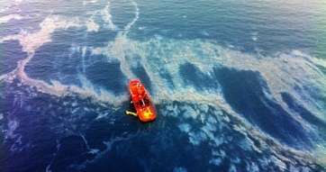 La embarcación de Salvamento Marítimo, en medio de la gran mancha