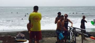 Socorrista de Proactiva, en actitud vigilante en La Garita (Foto TA)