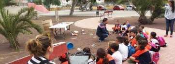 Un monitor explica a un grupo de escolares (Foto TA)