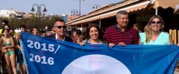 Imagen de los ex ediles de Playas junto a la alcaldesa, el concejal actual del área, Álvaro Monzón, y la bandera azul de Melenara (Foto TA)