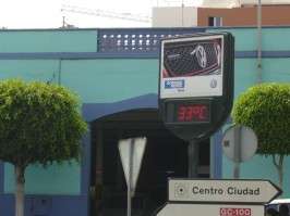 Imagen de archivo de un termómetro callejero de Telde (Foto TA)