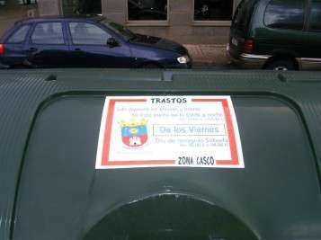 Imagen de archivo de un contenedor con información sobre la campaña de recogida de trastos (Foto TA)