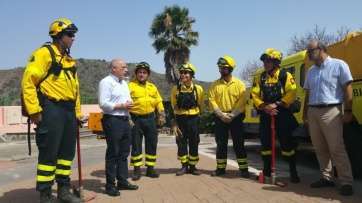 El presidente del Cabildo de Gran Canaria, Antonio Morales, con miembros del dispositivo contra el fuego (Foto TA)