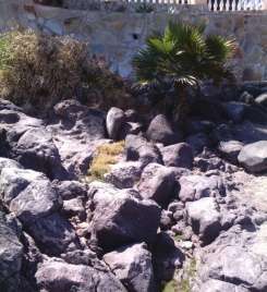 El vertido se produce a través de una boca de aguas pluviales que da a la Playa Chica, en Taliarte (Foto TA)