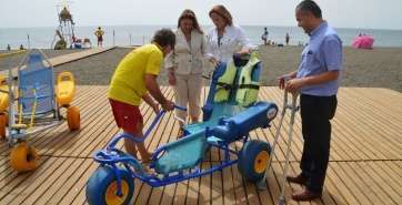 Momento de la entrega de la silla y dos pares de muletas (Foto TA)