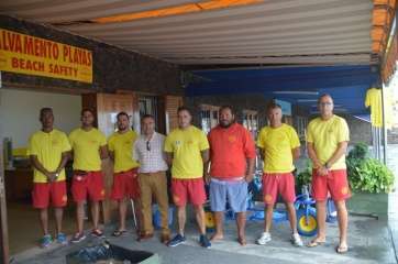 El concejal Álvaro Monzón con parte del equipo de socorristas de Proactiva (Foto TA)