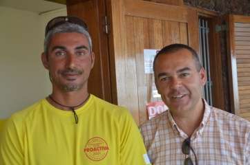 El edil Álvaro Monzón con el socorrista Jonathan Ramos Suárez (Foto TA)