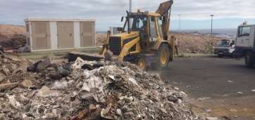 Un tractor trabaja para eliminar la escombrera (Foto TA)