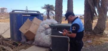 Agente de la Policía Local, en el lugar del vertido ilegal (Foto TA)