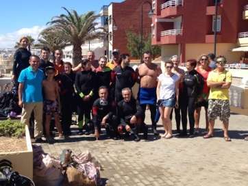Foto de familia de los participantes en la limpieza (Foto TA)