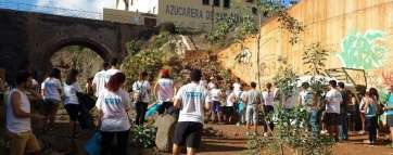 Los voluntarios que participan en la actividad medioambiental al inicio de la limpieza (Foto TA)