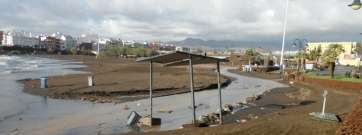 Imagen de los destrozos en la playa de Melenara (Foto TA)