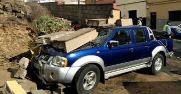 La caída de un muro provocó daños a un vehículo en El Ejido (Foto TA)