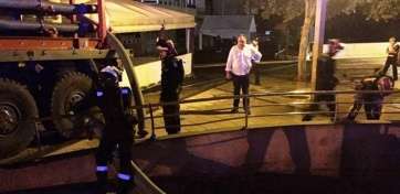 Imagen de una intervención de la UME, anoche en una de las zonas devastadas por el temporal. El concejal Juan Martel al fondo )Foto TA)