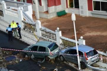 La tromba de agua causó importantes daños a vehículos en el sector del Bahía del Mar-La Garita (Foto TA)