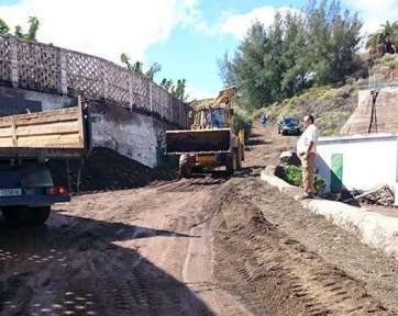Un tractor elimina el barro, picón y piedras del camino (Foto TA)