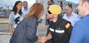 La alcaldesa saluda al responsable del destacamento de la UME en Gando, el comandante José Antonio Prieto, este domingo en Salinetas (Foto TA)