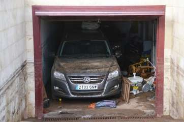 Vehículo cubierto de barro en un garaje de La Garita anegado por el agua (Foto TA)