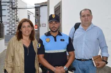 Sergio Mendoza (c.), este martes, junto a la alcaldesa de Telde, Carmen Hernández, y el concejal de Seguridad, Juan Martel (Foto TA)