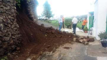 El concejal Juan Martel acudió a Cuevas Cubas a interesarse por el problema (Foto TA)